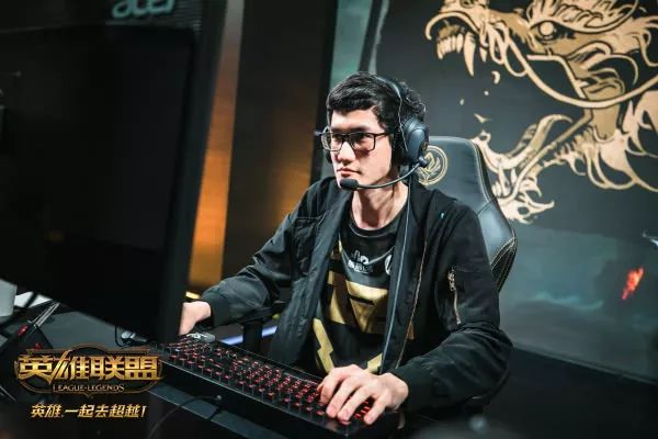 Karsa迎来十二赛季出色发挥，FPX观众热烈欢呼！-官方网站